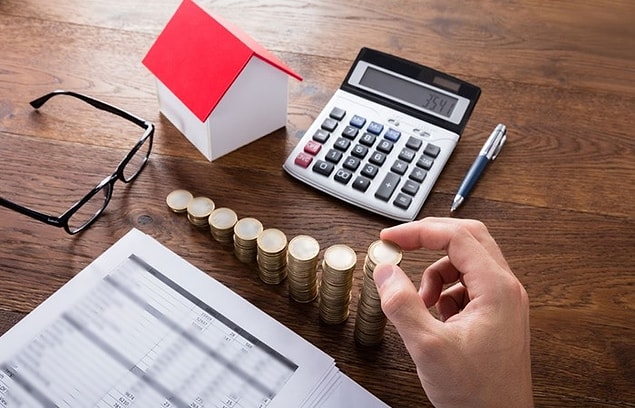 Söz konusu indirimden önce 1 milyon lira altı için ortalama yüzde 1.37, 1 milyon lira üstü için de ortalama yüzde 1.41 konut kredi faizi uygulayan bankalardaki bu değişiklik ev satın almayı düşünenleri sevindirecek cinsten.
