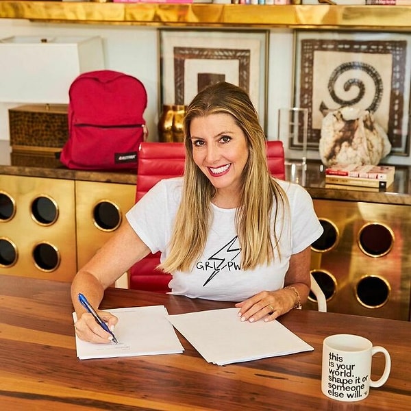 Сара Блейкли начала заниматься Spanx для дополнительного заработка, одновременно продавая факсимильные аппараты в свои 20 с небольшим.