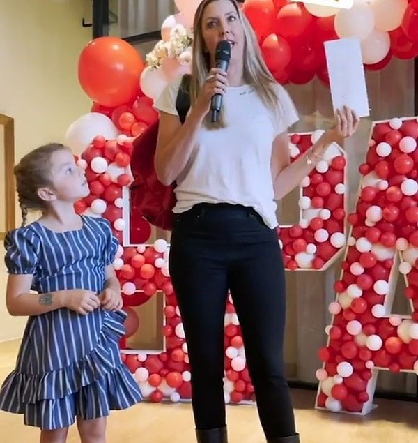 Она также сообщила персоналу, что каждый получит два билета на самолет первого класса в любую точку мира плюс 10 000 долларов на расходы.