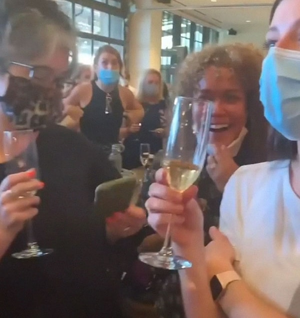 Сотрудники кричали, аплодировали и плакали