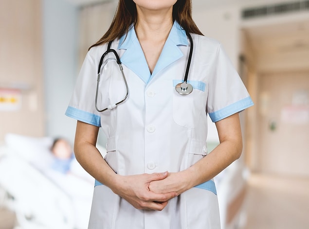 Ortaylı, "YAKINDA HEKİMSİZ, HEMŞİRESİZ KALACAĞIZ Felemenkçe, İsveççe, Almanca gibi dilleri öğreten kurslar, doktor ve sağlık personeli dolu. Ne yapsınlar ki? Maaşlar ortada; 7-8 Bin TL'ye şu hayat pahalılığında mütehassıs doktor mu çalıştırılır?"
