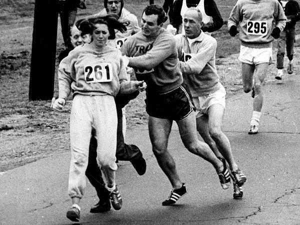 7. 1972 yılına kadar kadınların Boston maratonunda koşmaları engellenmişti. Buna rağmen 1966 yılında, özgürlükçü bir ruhla Roberta Bobbi Gibb, bu yasağa karşı gelerek maratonda koştu ve resimde gördüğünüz tacizlere mağruz kaldı...