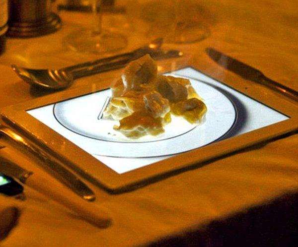 5. "Yemeği üzerinde bir tabak fotoğrafı olan iPad'de sundular."
