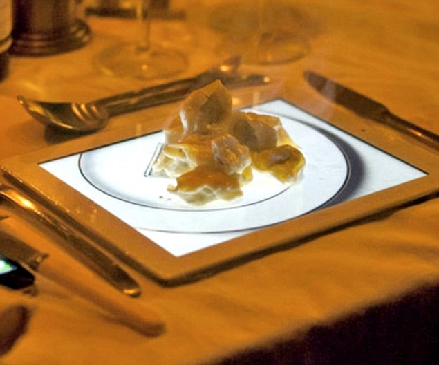 5. "Yemeği üzerinde bir tabak fotoğrafı olan iPad'de sundular."