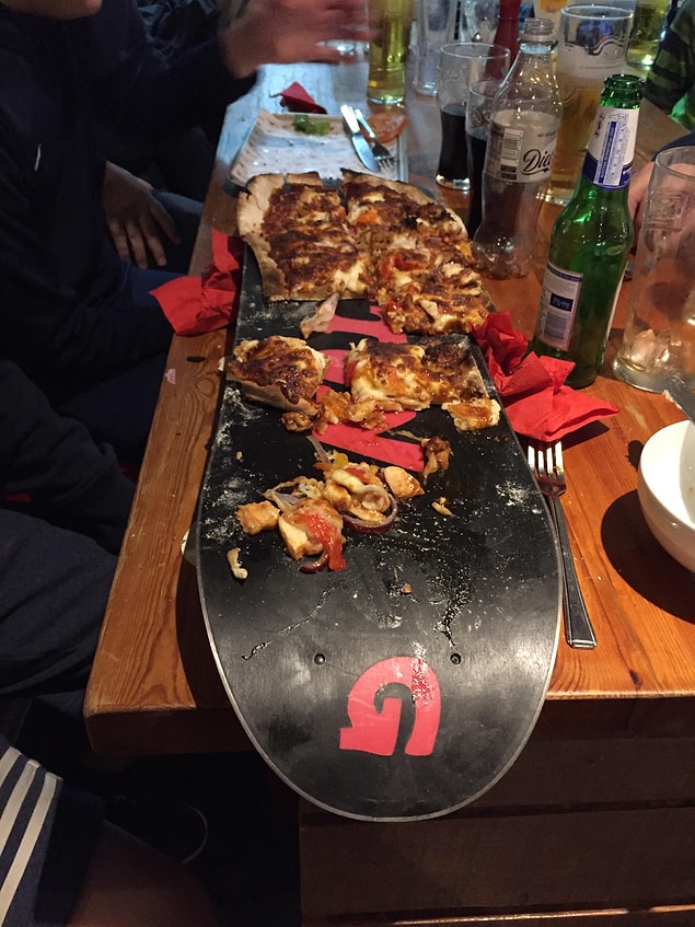 7. "Kar kayağı üzerinde pizza."