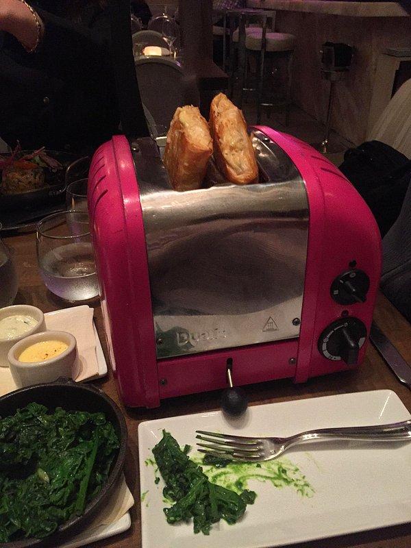 9. "Yemeğe başlangıç servisi bir tost makinesinde yapıldı."