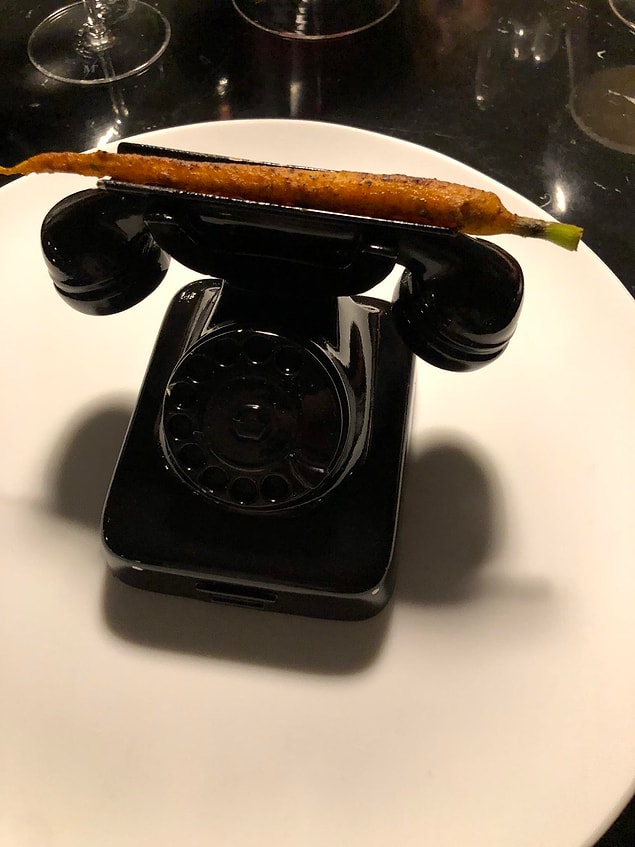 31. "Telefonun üzerinde yalnız bir havuç."