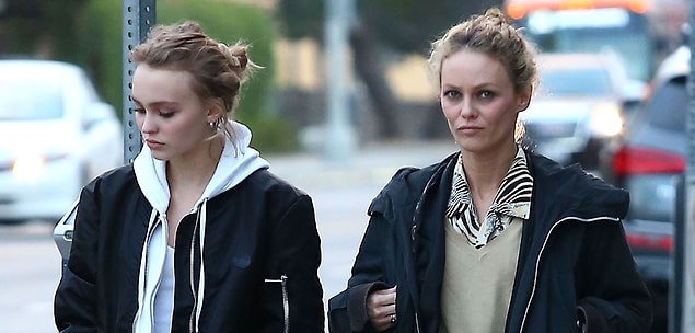 7. Vanessa Paradis ile Johnny Depp'le beraberliğinden olan çocuğu Lily-Rose, sanki kız kardeş gibiler.