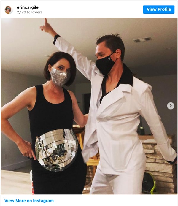 6. Эта беременная женщина и ее партнер, в образе Джона Траволты из фильма «Лихорадка субботнего вечера» и дискотечного шара: