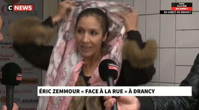 Canlı yayında Boukris’e başörtüsünü çıkarması ve laikliğe uyması gerektiğini söyleyen Zemmour, Boukris’in “Kravatını çıkar, o zaman başımı açarım” demesi üzerine canlı yayında kravatını çıkardı.