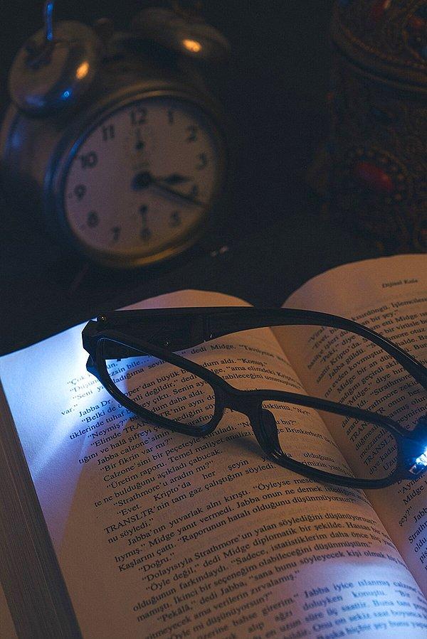 3. Işıklı okuma gözlüğü yurtta kalıp oda arkadaşını rahatsız etmeden ders çalışmak isteyenler için oldukça kullanışlı!