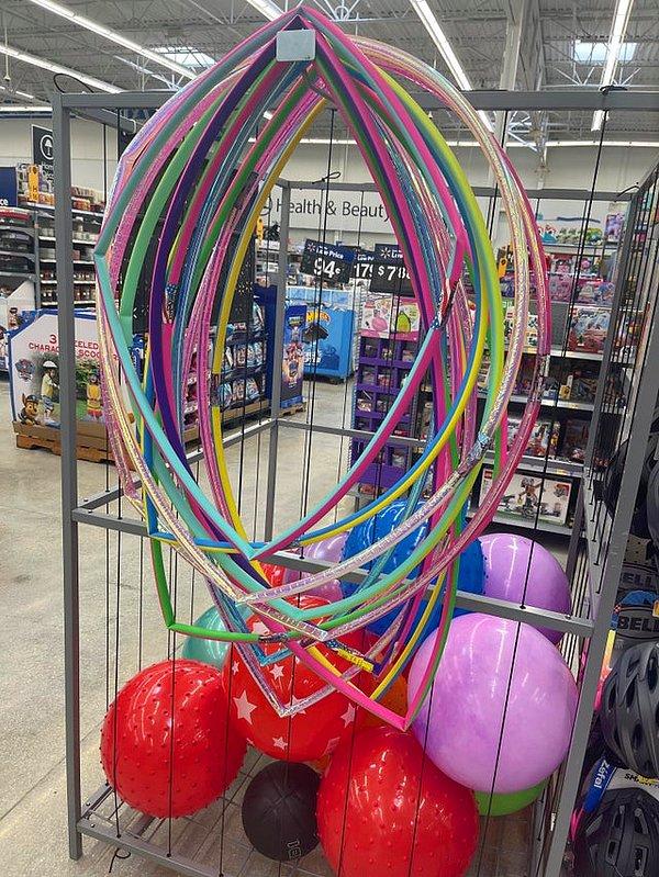 11. "Birisi marketteki tüm hula hoop'ları bükmüş."