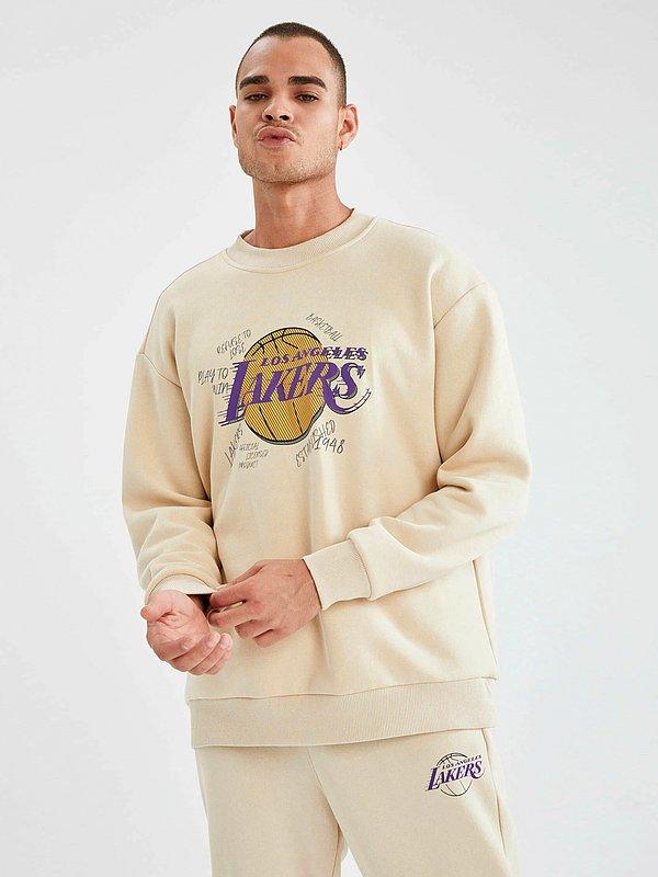 17. Beyler sizi unuttuk sanmayın... Lakers baskılı sweatshirt çok tarz bir parça.