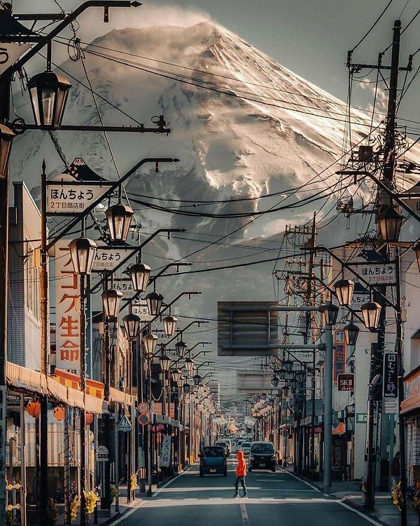 6. Гора Фудзи, вид из соседнего города