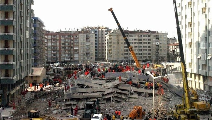 Zümrüt Apartmanı Enkazından 5,5 Gün Sonra Çıkartılan Kişi, Balkondan Düşerek Hayatını Kaybetti