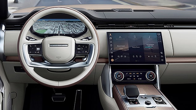 İç tasarımında üstün teknoloji ile donatılan Range Rover'ın 2022 model versiyonu, 13,1 inç boyutlu multimedya ekranının yanı sıra 13,7 inçlik gösterge ekranını da sahip.