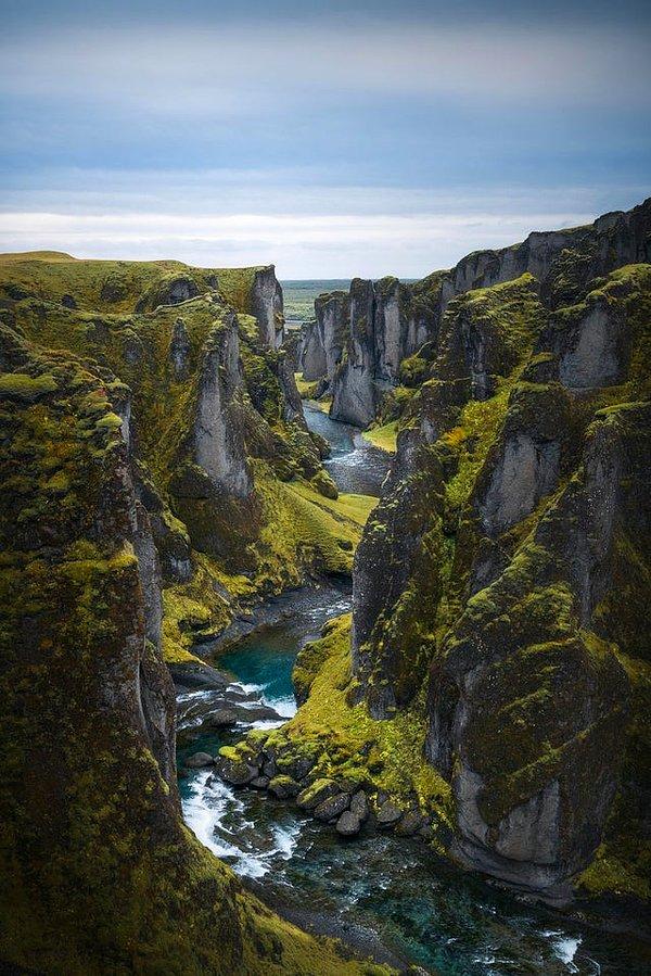 6. İzlanda'daki Fjaðrárgljúfur Kanyon'undan bir sabah manzarası: