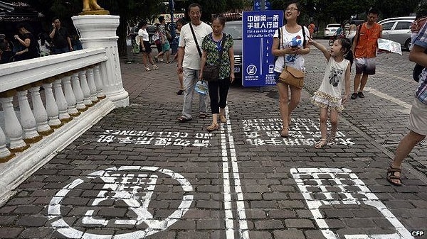 12. Yürürken telefon kullanan ve kullanmayanlar için ayrı iki yol bulunuyor.