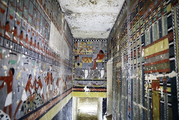 Mezar duvarındaki hiyeroglifler de, mumyanın antik çağına dair kanıt sağladı.