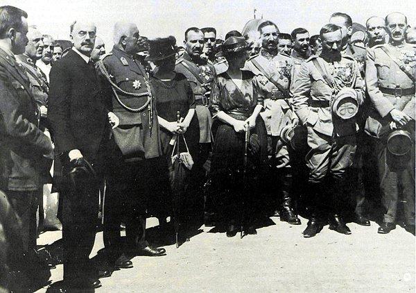 Bu hülyalar içinde 30 Temmuz 1922'de İzmir'deki Yunan Genel Valisi Stergiadis, İzmir Hükumet Konağı'nda hazırladığı bildiriyi halka okuyarak İyonya Devleti'nin kuruluşunu ilan eder.