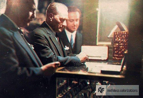 11. Mustafa Kemal Atatürk bir kuyumcuda, İstanbul, 1930.