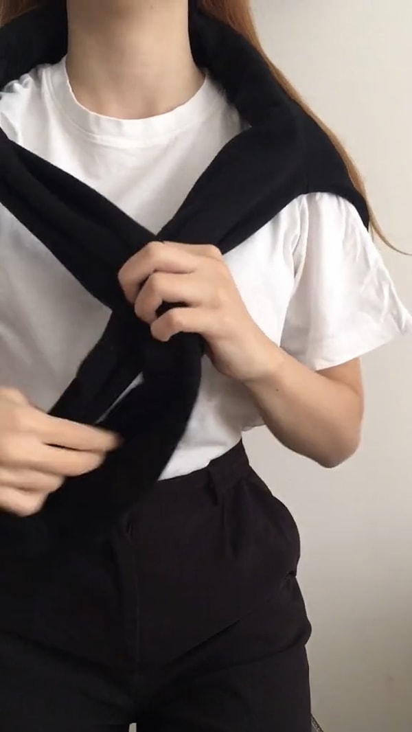 Bu tarz siyah bir kapüşonluyu siz de bu şekilde kombinleyebilirsiniz