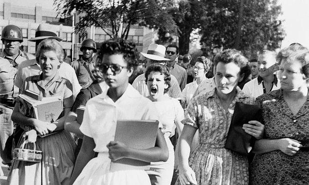 2. 1963 yılında Alabama'da Afrika kökenli Amerikalıların üniversiteye girmesine izin verilmesini protesto eden kişiler. Hem de bunu bir öğrenciye bağırarak gerçekleştiriyorlar!