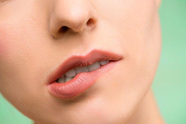 14. Bir kişinin ağzını kapatması, ağzını büzmesi ve hatta dudaklarını ısırmaya başlaması o anda konuşmak istemediğini gösterebilir.