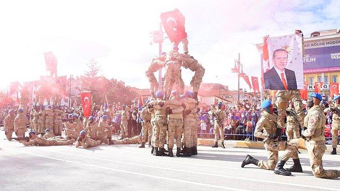 Kastamonu'daki Cumhuriyet Kutlamalarında Askerler Erdoğan Posteri Açtı