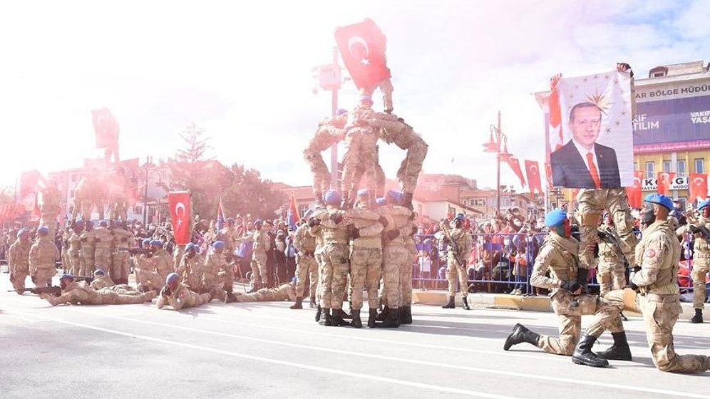Kastamonu'daki Cumhuriyet Kutlamalarında Askerler Erdoğan Posteri Açtı