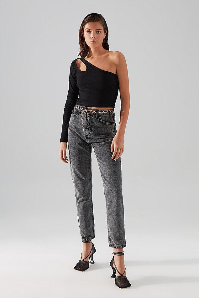 1. Antrasit mom jeans ve siyah bluz uyumu... 🤩