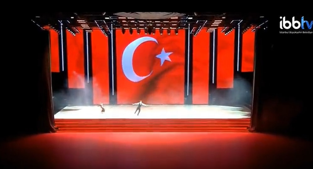 İBB'nin 29 Ekim Cumhuriyet Bayramı Kutlamalarında Buz Pateni Gösterisi Yapıldı