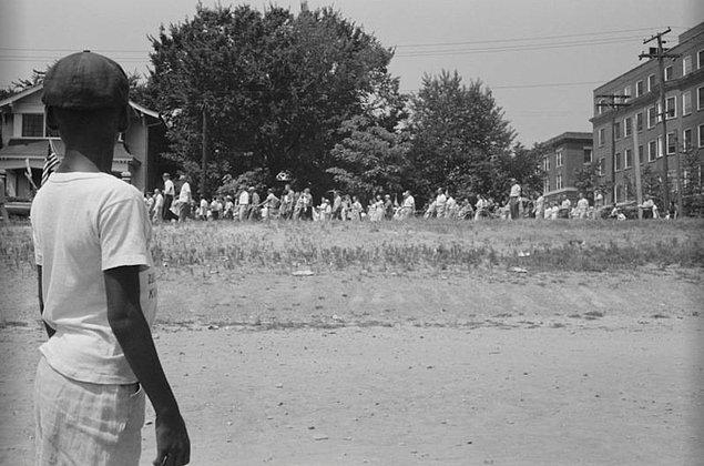 6. ''Irksal karışım''a karşı protesto yürüyüşü yapanları izleyen Afroamerikalı küçük bir çocuk.