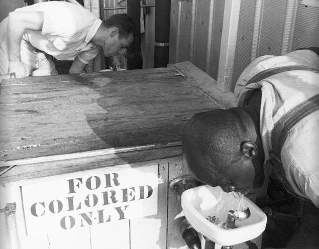 17. Yalnızca ''renkli''lere ayrılmış su içme alanları. Siyahilerin başka bir yerden su içmesi tamamen yasaklanmış durumdaydı.