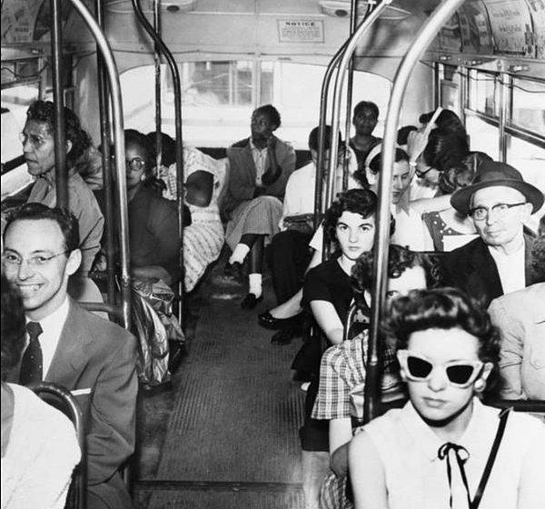 20. Otobüslerde yalnızca arka koltuklarda oturmalarına izin verilen Afrikalı Amerikalılar ve onların önünde oldukça rahat bir şekilde oturan beyaz Amerikalılar.
