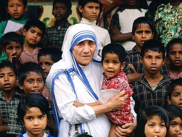 Rahibe Teresa'nın hastalara yaptığı muameleyi eleştirenler sadece gönüllüler değildi.