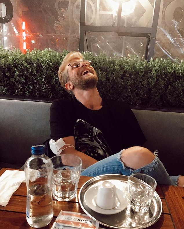 23 yaşında hayat dolu bir insan olmasının yanında, yaşından çok daha olgun davranışlara sahip aslında.