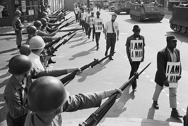 13. Irk ayrımcılığını protesto için üzerlerinde ''ben insanım'' pankartları ile yürüyen Afrikalı Amerikalılar ve onlarla yürüyen beyaz bir Amerikalı.
