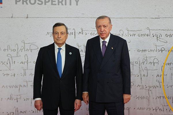 Cumhurbaşkanı Erdoğan ile Draghi, el sıkışarak gazetecilere poz verdi.