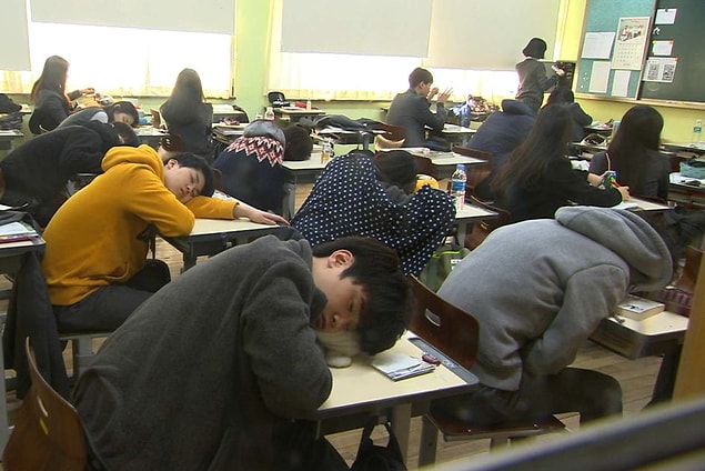 Aslında Asya ülkelerinde bu düzen uzun bir süredir tartışılıyor. 2012 araştırmasına göre Koreli çalışanlar ortalama 2092 saatle OECD ortalamasından 420 saat daha fazla çalıştı. Bu sayı Japonya'da 1765, Hollanda'da yalnızca 1334 idi.