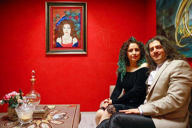 Bir gece ise Parisa'yı yine sosyal medya üzerinden İstanbul'daki sergisine davet etmiş ve bir buçuk senenin ardından ilk kez yüz yüze görüşmüşler. Beraber yedikleri akşam yemeğinin ardından ise Parisa'ya evlenme teklifi etmiş!