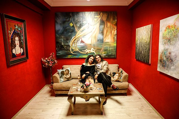 İstanbul'da yaşamaya devam eden sanatçı çiftin bu dillere destan aşk hikayesi ise son günlerde sosyal medyada gündem oldu.