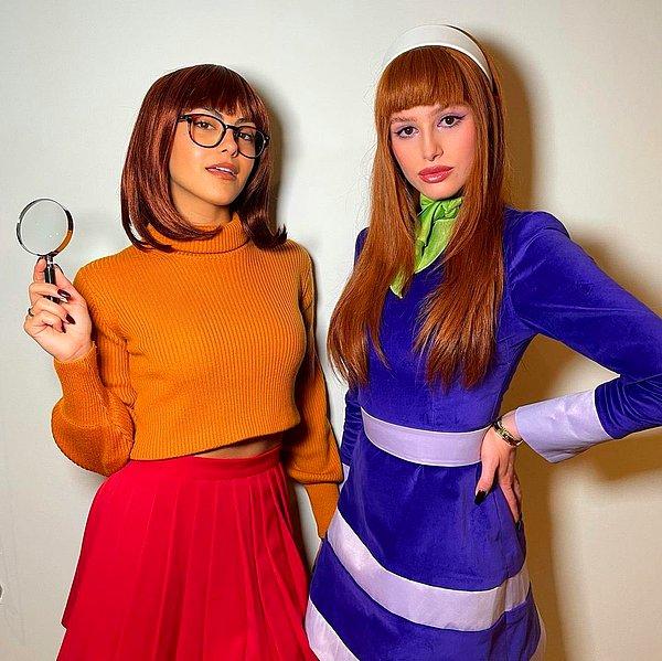 7. Camila Mendes ve Madelaine Petsch, çizgi dizisi 'Scooby Doo' karakterleri Velma ve Daphne olmuşlar.