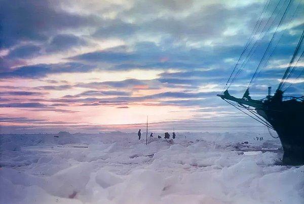 Fotoğraflar buzda sıkışan gemiyi, günlük işlerini yapan mürettebatı ve göz alıcı Antarktika’yı gösteriyor.