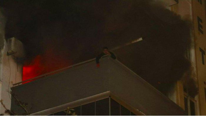 Adana'da Sinir Krizi Geçiren Genç Oturduğu Evi Ateşe Verdi, Balkona Çıkıp Sigara İçti