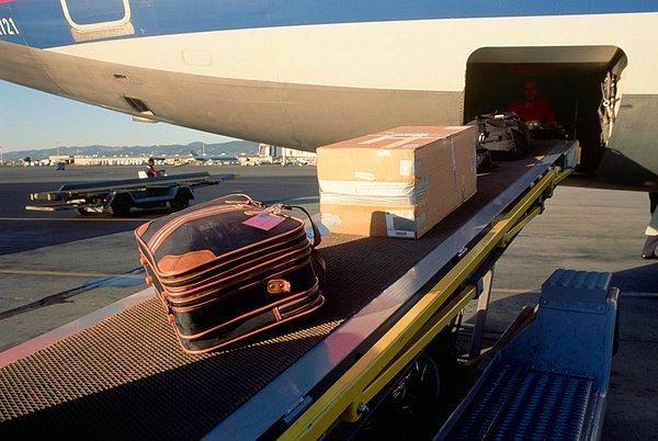 Tabutlar genellikle kargo uçaklarıyla taşınsa da bir ailesi üyesi yolcu yolcu ise beraberinde 'bagaj' olarak da taşınabiliyor.