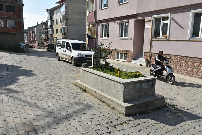 Edirne'de Yol Ortasında 'Sır Mezar': İçinde Kimse Var mı Yok mu Bilinmiyor