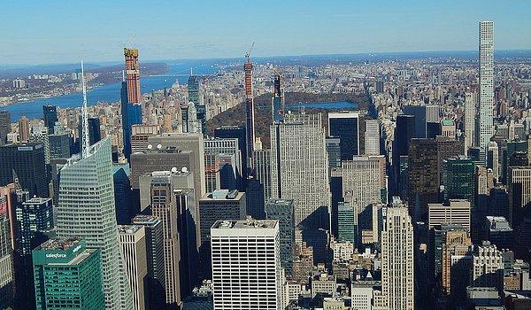 12. "Benim doğup büyüdüğüm yerdeki en yüksek bina kent merkezindeki 5 katlı hastaneydi. New York'a gittiğimde gökdelenler aklımı başımdan aldı desem yalan olmaz..."