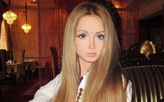 Estetik Operasyonları İle Barbie Bebeğe Benzeyen Valeria Lukyanova Zamanda Yolculuk mu Yapıyor?