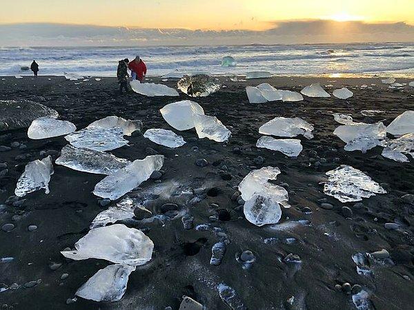 28. İzlanda'nın Diamond Kumsalı'nda büyük elmaslara benzeyen buz parçaları: